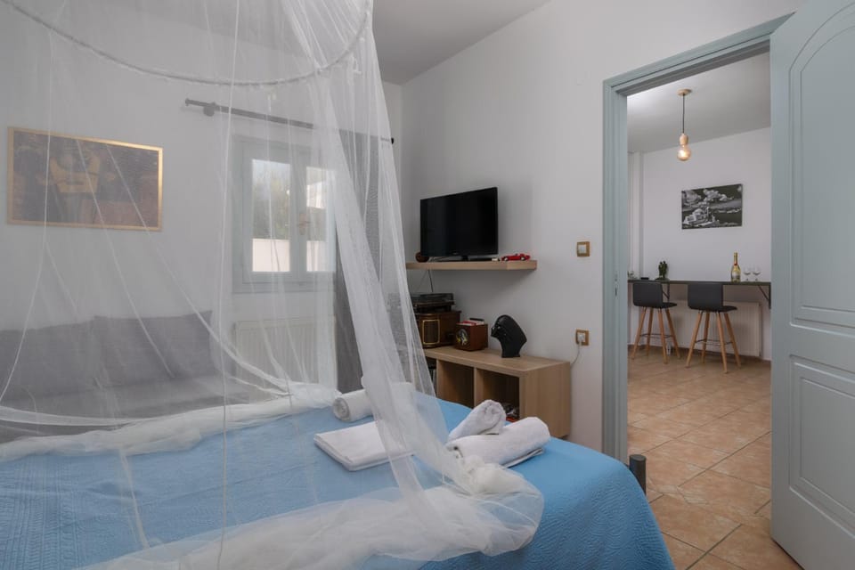 Bed, TV and multimedia, Photo of the whole room, Bedroom