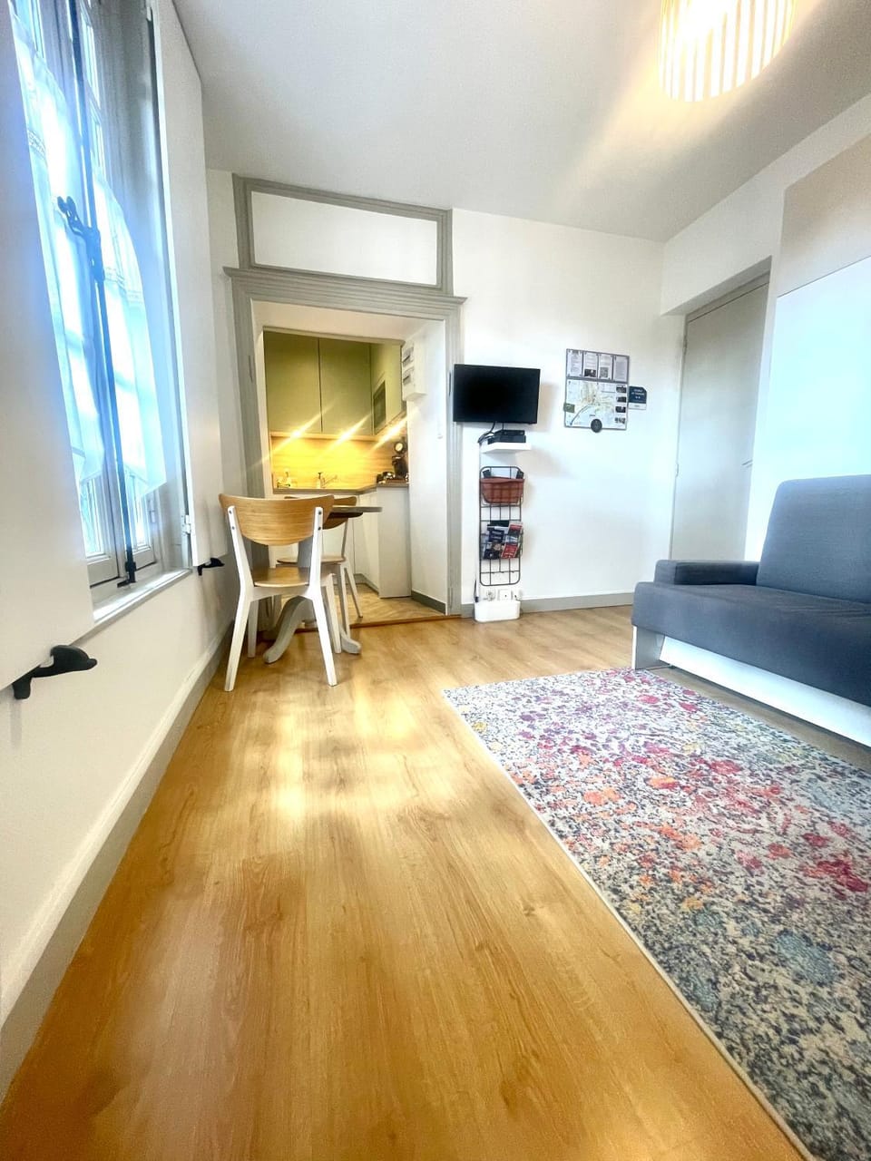 TV and multimedia, Living room, Seating area, Dining area