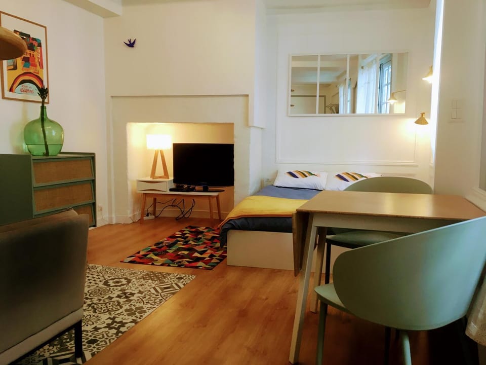 Bed, Dining area