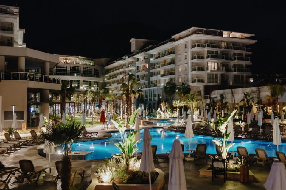 Property building, Night, Pool view, Swimming pool, sunbed