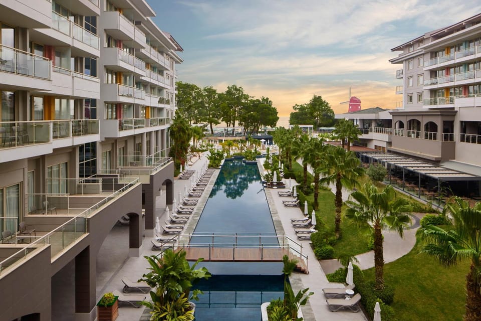 Property building, Day, Pool view, Swimming pool, sunbed