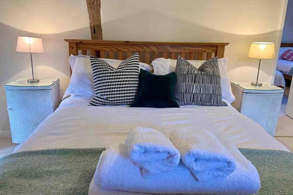 Bed, Photo of the whole room, Bedroom, towels