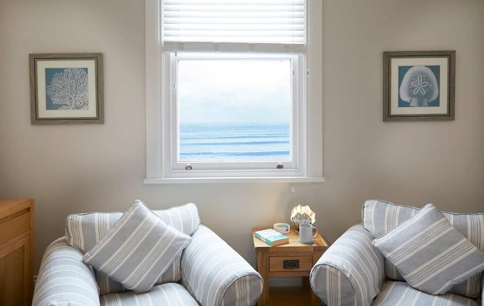 Apartment 18, The Moorings - Right on the front - Beautifully furnished - Light bright and Airy Apartment in Filey
