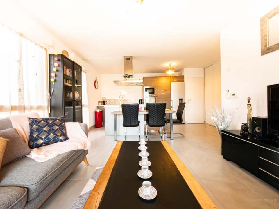 Communal lounge/ TV room, TV and multimedia, Kitchen or kitchenette, Living room, Seating area, Dining area, air conditioner