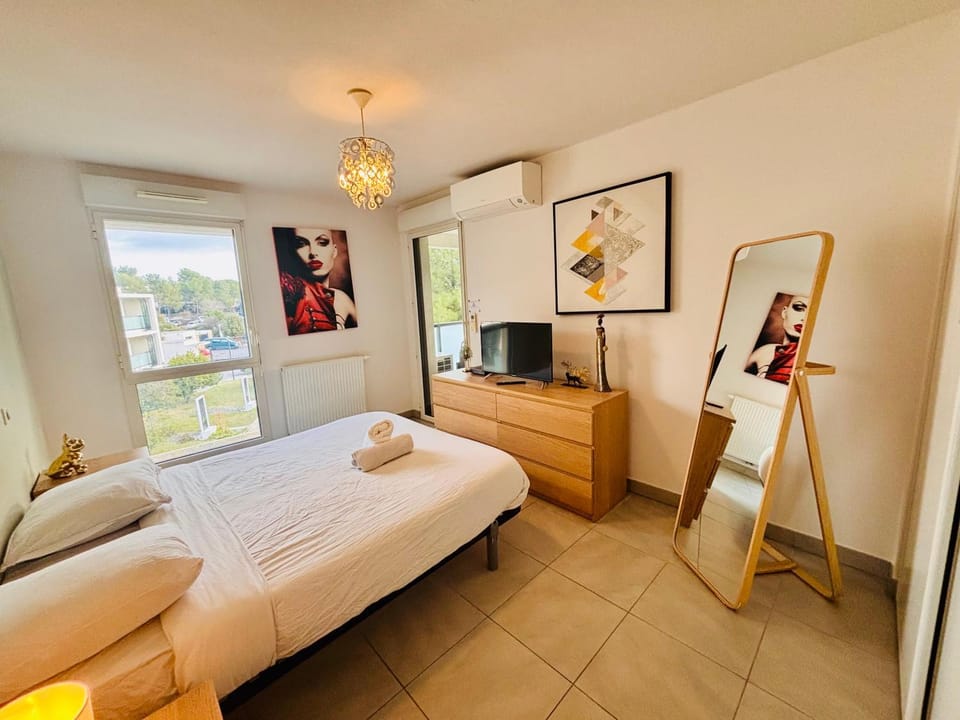Bed, TV and multimedia, Photo of the whole room, Decorative detail, Bedroom