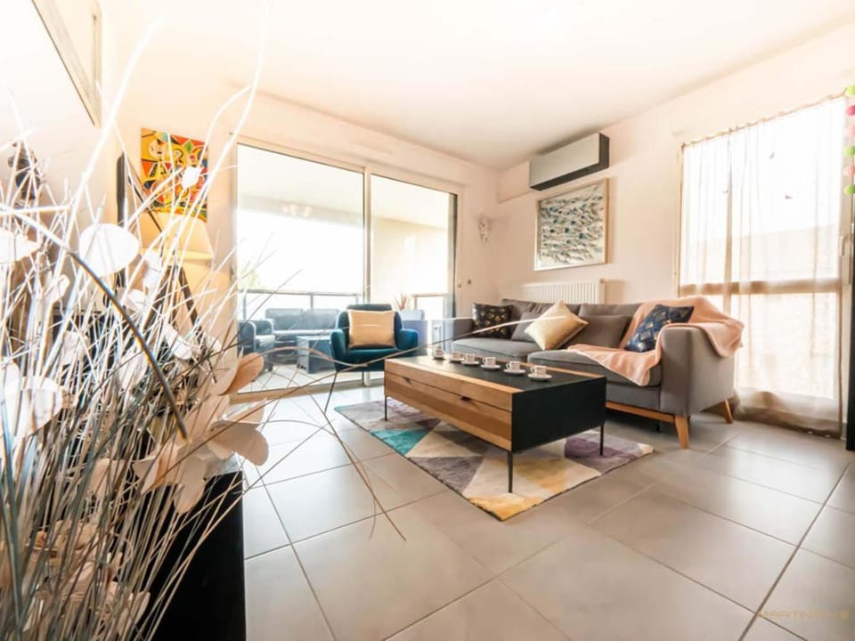 Living room, Seating area, air conditioner