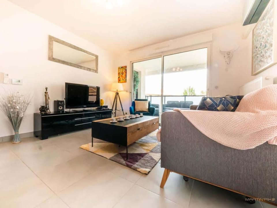 Communal lounge/ TV room, TV and multimedia, Living room, Seating area