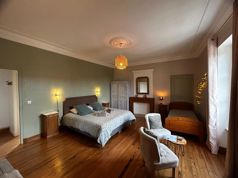 Photo of the whole room, Bedroom
