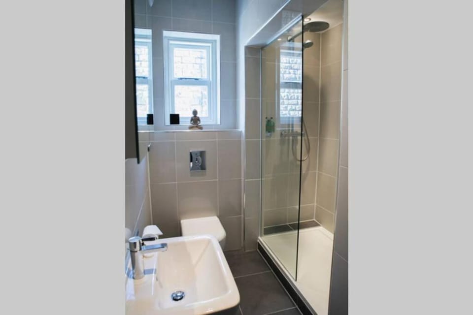 Shower, Toilet