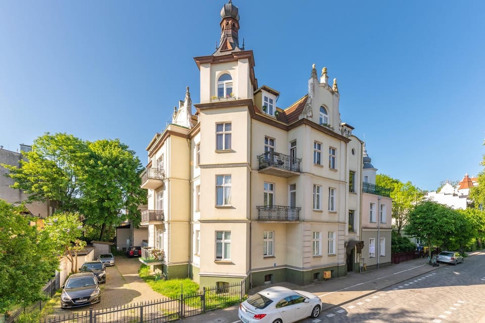 Property building, Neighbourhood, Location