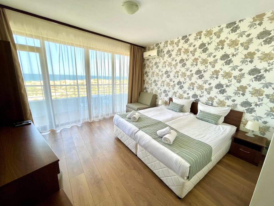 Bed, Photo of the whole room, air conditioner