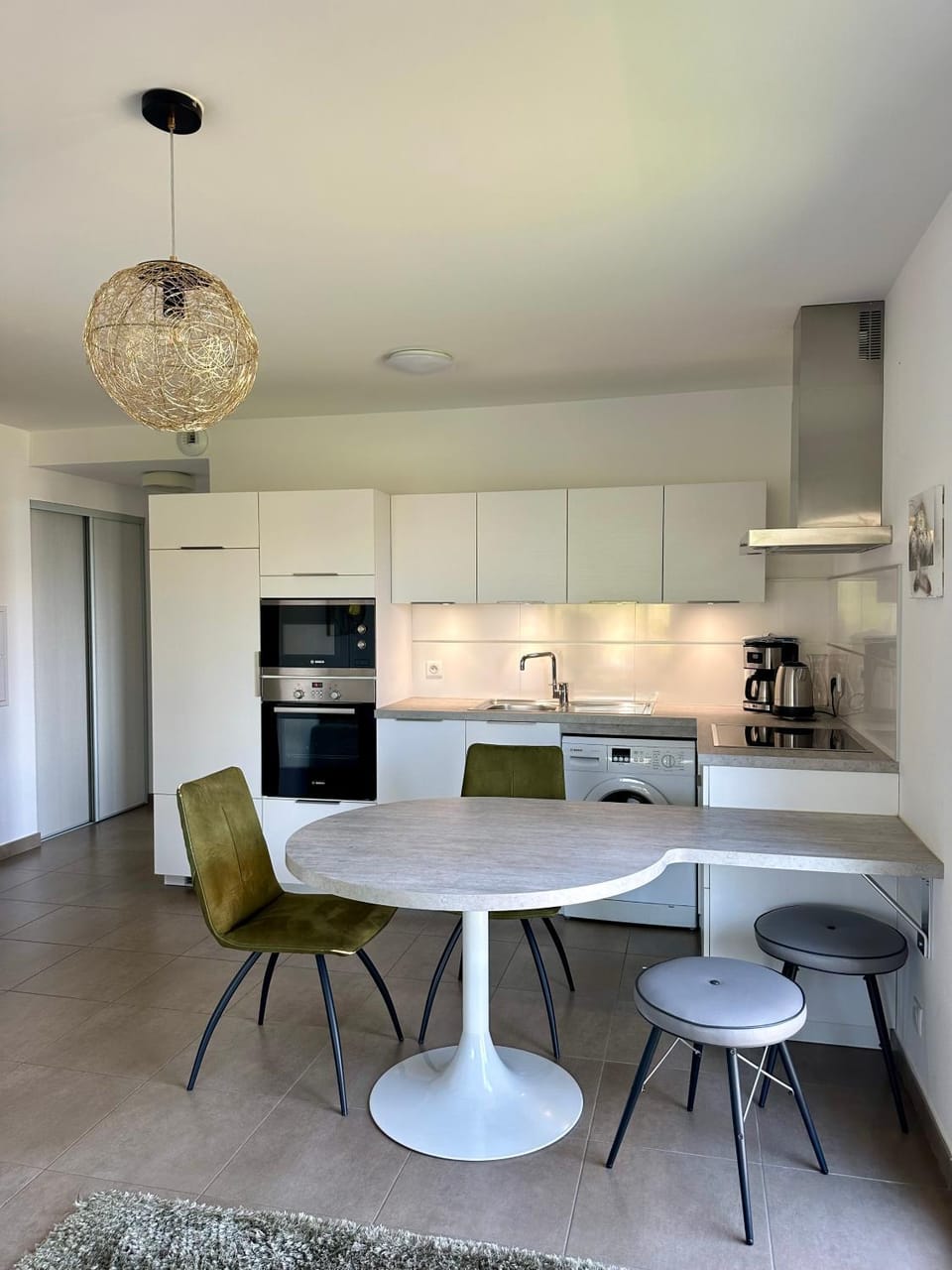 Kitchen or kitchenette, Dining area