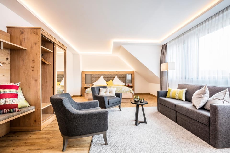 Spring, Living room, Bedroom