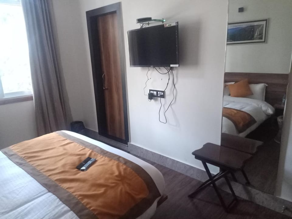 Bed, TV and multimedia, Bedroom
