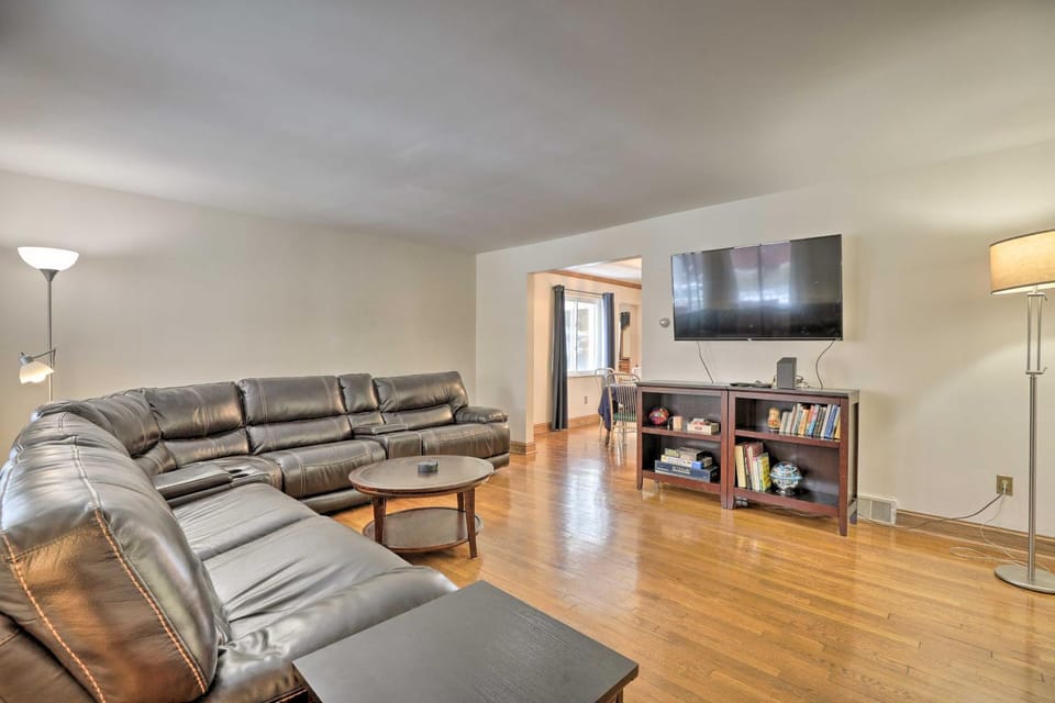 6 Mi to Dtwn Pittsburgh Townhome with Porch House in Squirrel Hill North
