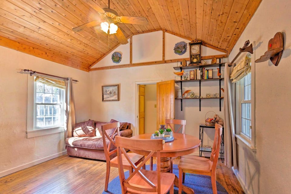 Screened Porch: 'The Rock Cottage' in Hot Springs House in Hot Springs