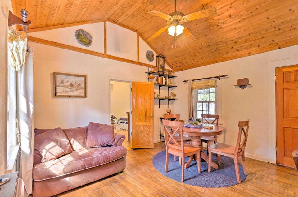 Screened Porch: 'The Rock Cottage' in Hot Springs House in Hot Springs