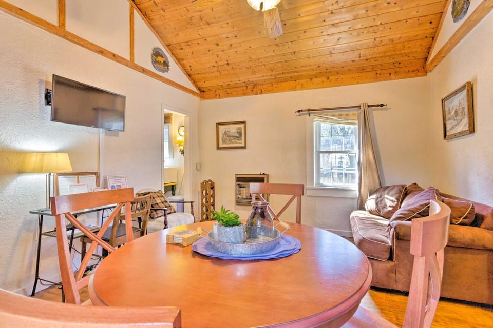 Screened Porch: 'The Rock Cottage' in Hot Springs House in Hot Springs