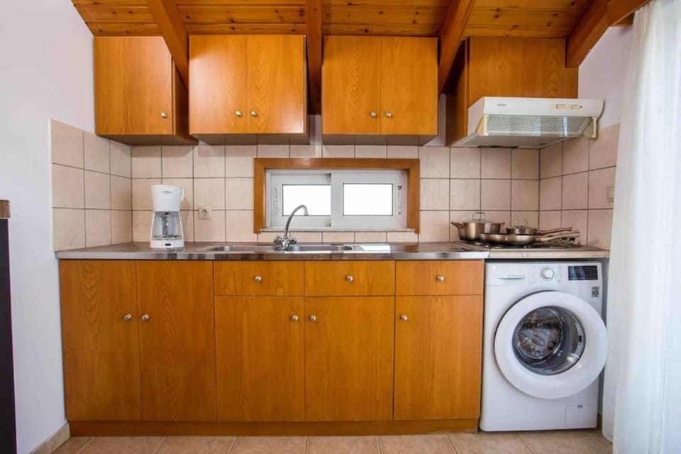 Kitchen or kitchenette, washing machine