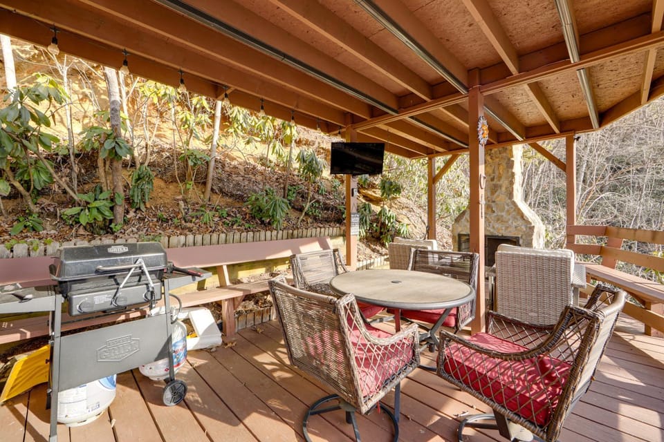 1 Mile to Golfing: Porch w/ Fireplace + Mtn Views! House in Maggie Valley