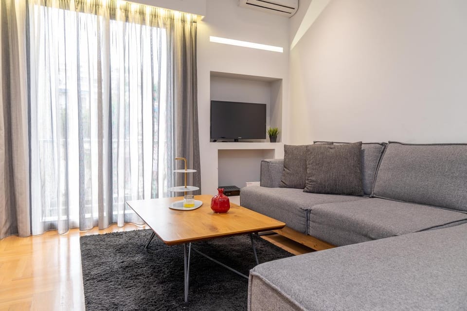 TV and multimedia, Living room, Seating area, Evening entertainment, air conditioner
