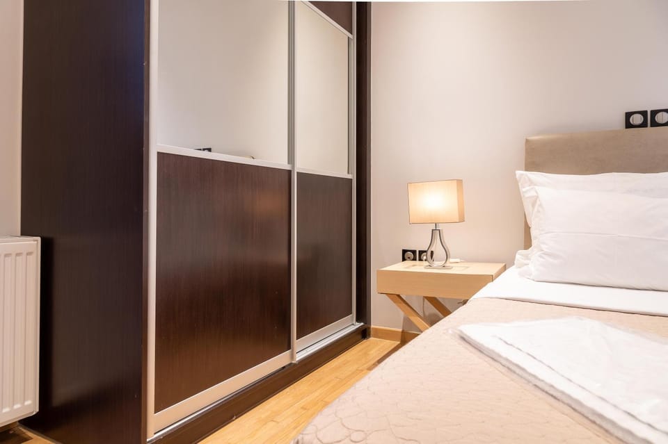 Bed, Photo of the whole room, Bedroom, internet, wardrobe