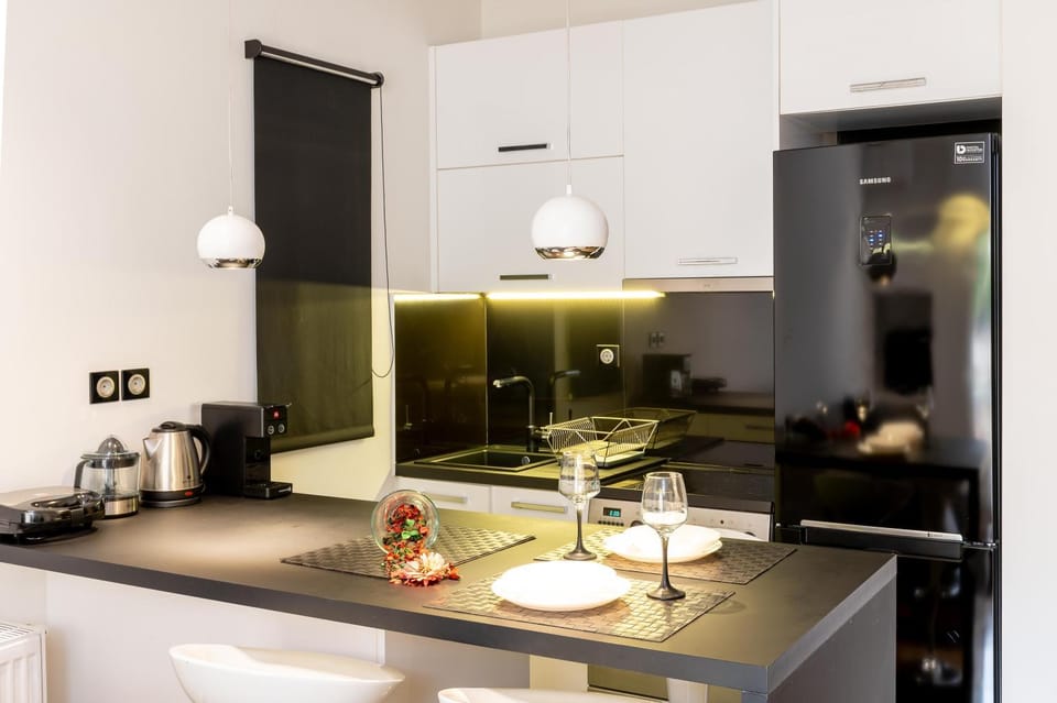 Coffee/tea facilities, Kitchen or kitchenette, stove, toaster