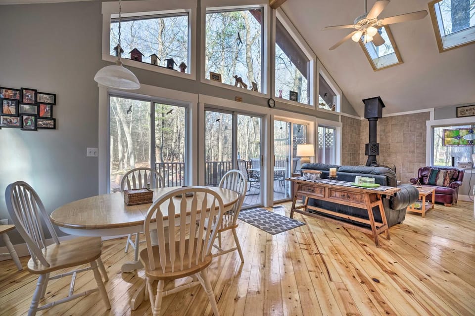 Spacious Family Escape: Walk to Lake Michigan! House in Michigan