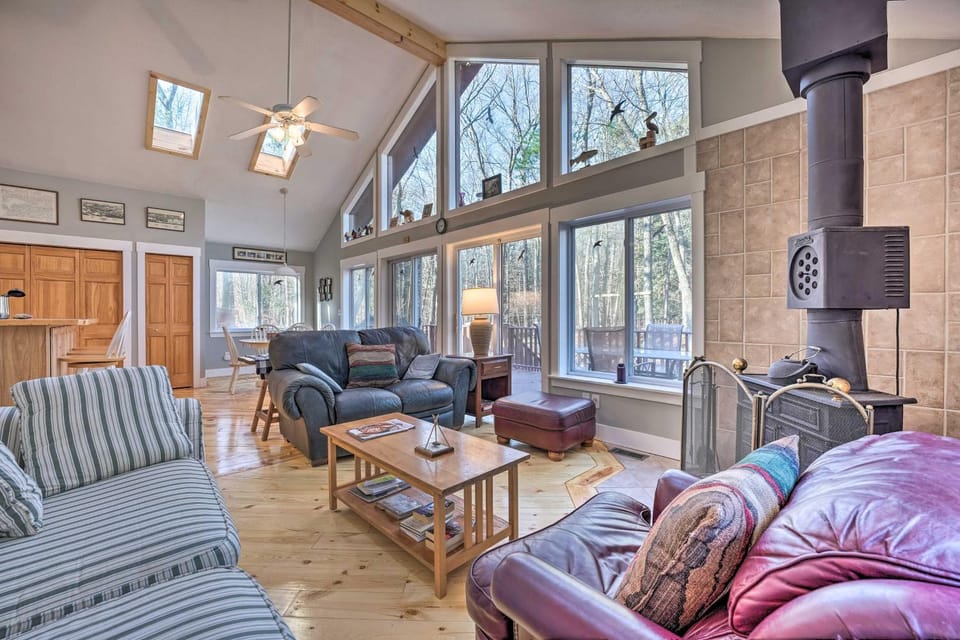 Spacious Family Escape: Walk to Lake Michigan! House in Michigan