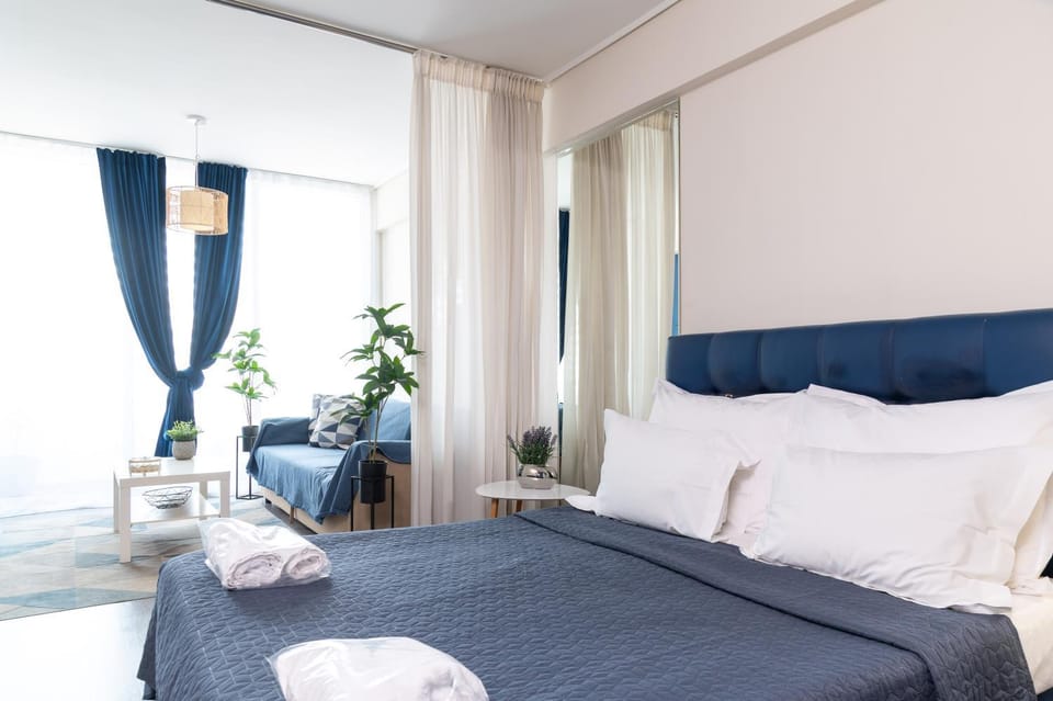 Bed, Living room, Photo of the whole room, Seating area, Bedroom, towels