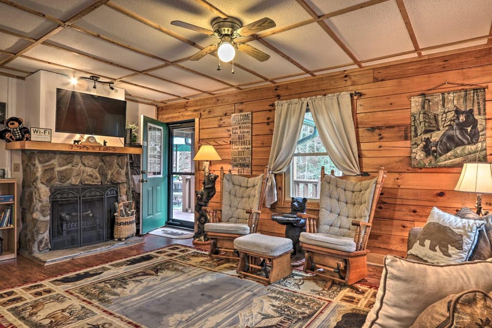 Hill Side: Cosby 'Cozy Cove' Cabin w/ Deck Cabin in Cosby