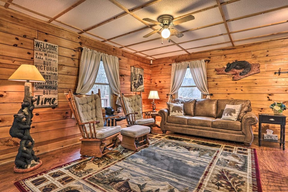Hill Side: Cosby 'Cozy Cove' Cabin w/ Deck Cabin in Cosby