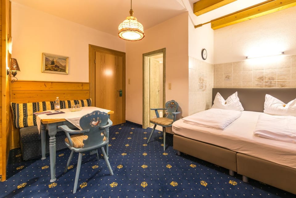 Photo of the whole room, Decorative detail