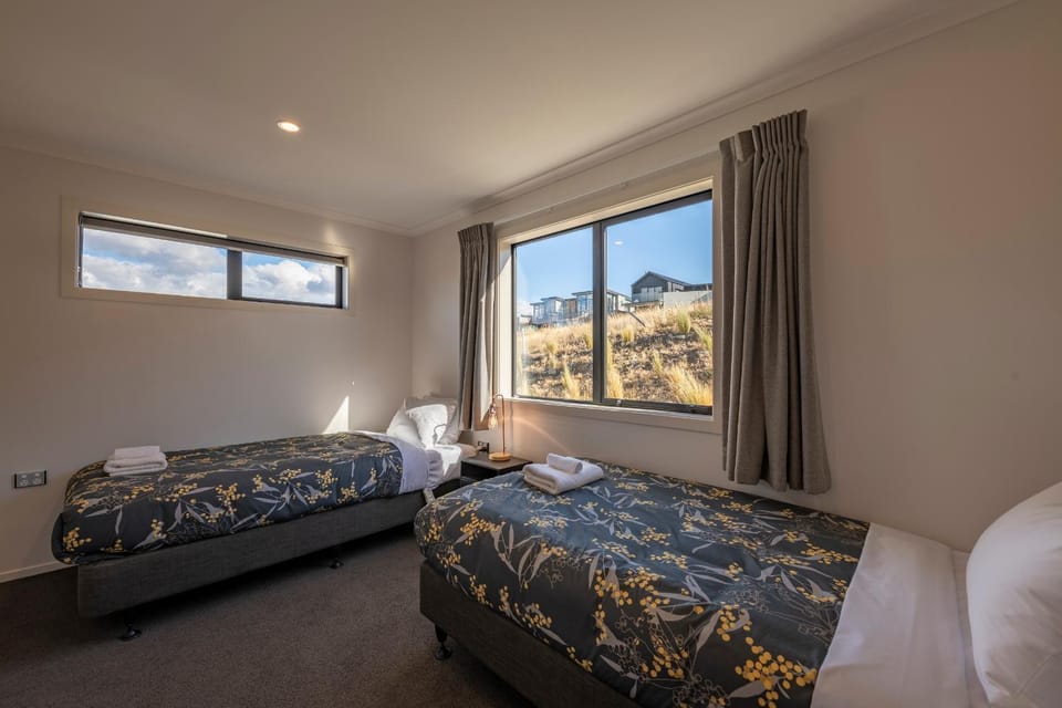 Bedroom, Mountain view