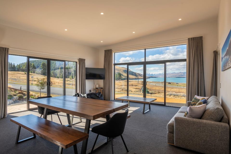 Living room, Dining area, Lake view, Mountain view
