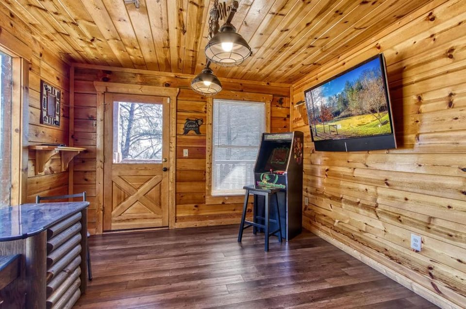 Moonlight Getaway, Hot Tub, Amazing Views, 560 FREE tickets each paid day!!! Chalet in Sevier County