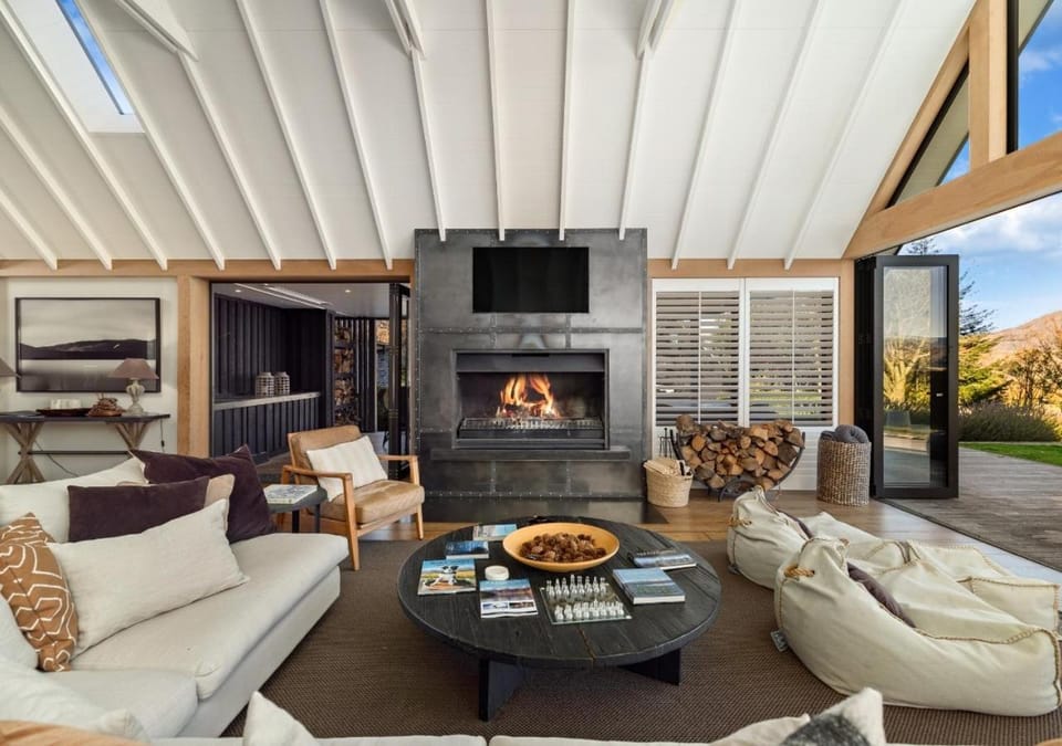 Seating area, fireplace