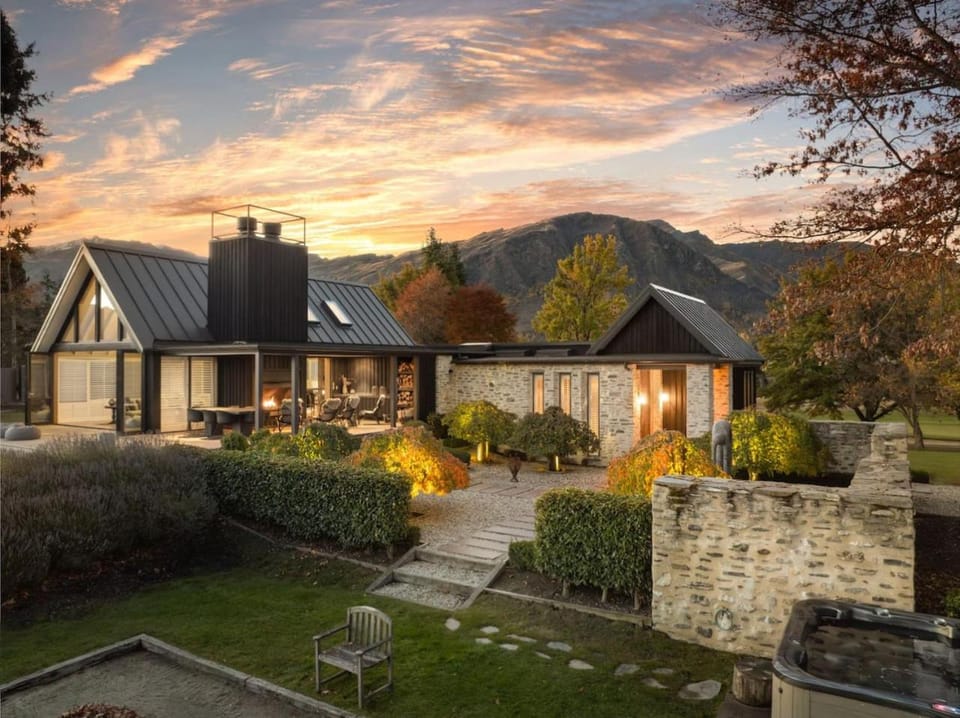 Aroha Homestead Luxury Holiday Home by MajorDomo Villa in Arrowtown