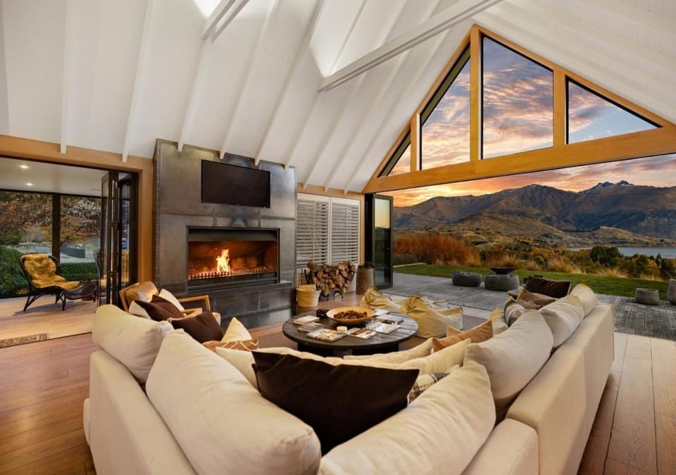 Communal lounge/ TV room, Natural landscape, TV and multimedia, Living room, Seating area, Lake view, Mountain view