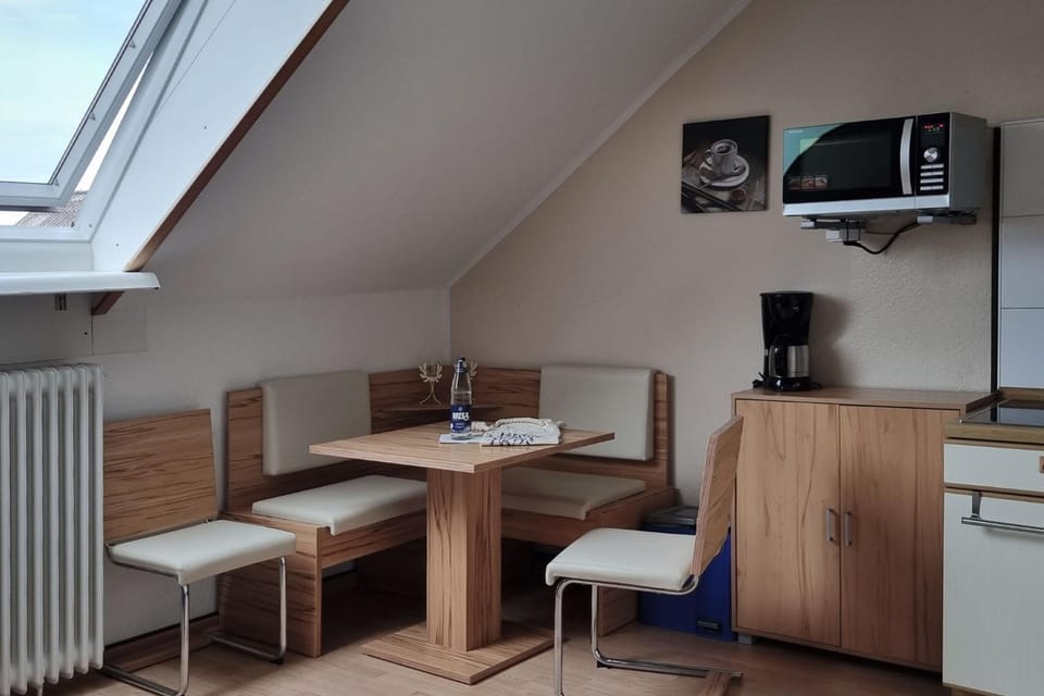 Seating area, Dining area