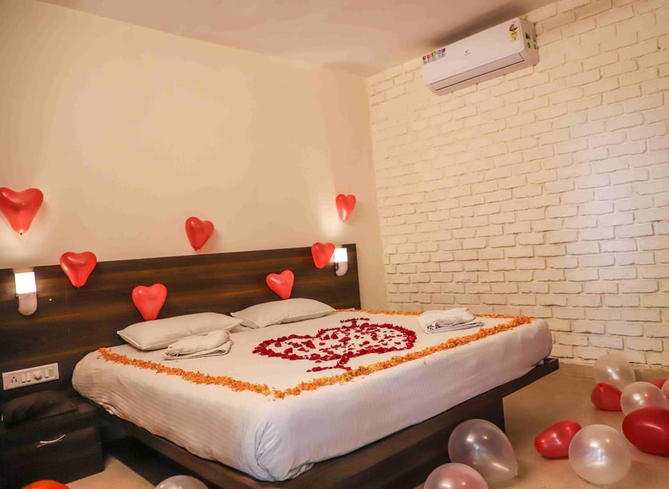 Bed, Photo of the whole room, Decorative detail