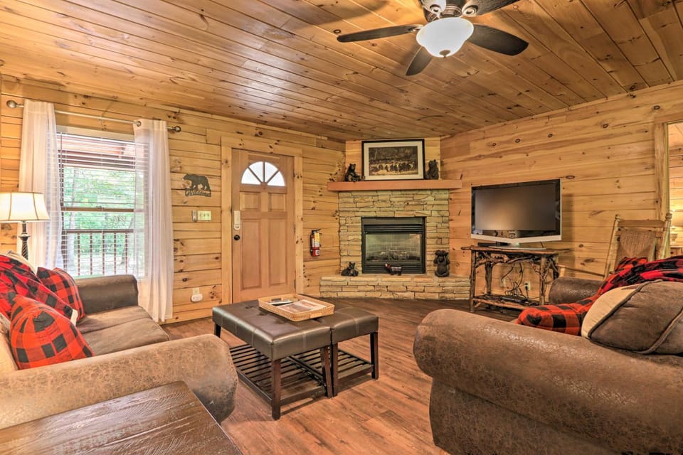 Cabin w/ Deck + Fireplace < 3 Mi to Dollywood! Cabin in Pigeon Forge