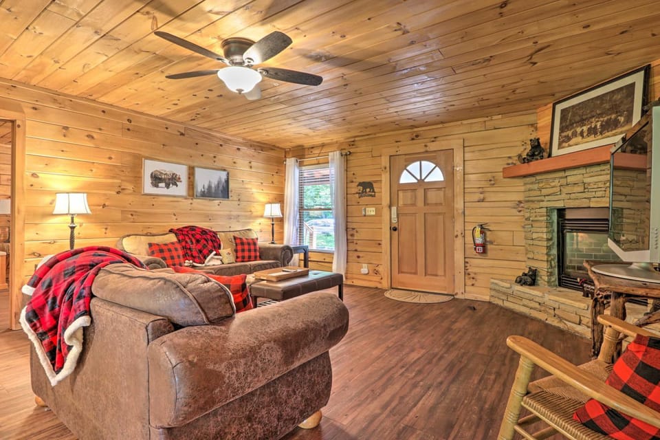 Cabin w/ Deck + Fireplace < 3 Mi to Dollywood! Cabin in Pigeon Forge