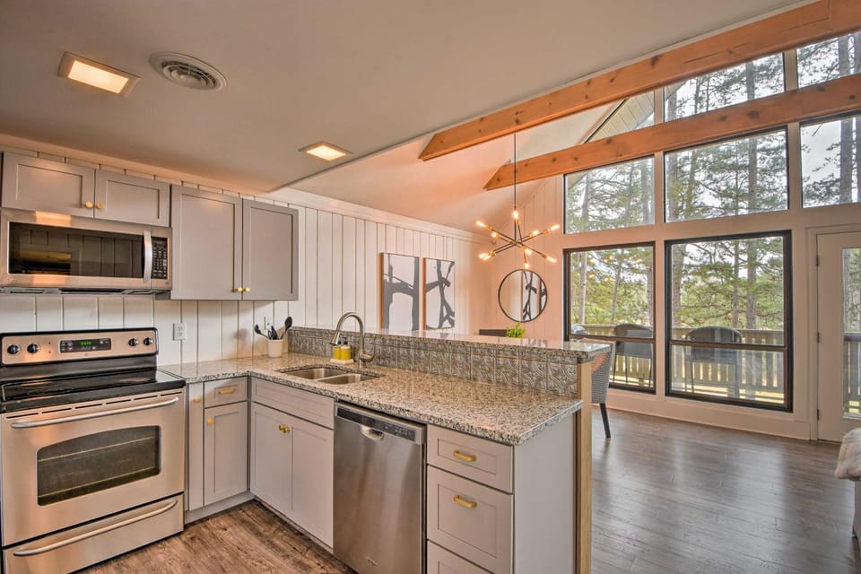 Designer Retreat w/ Pool, Golf + Beach Access! House in Lake Keowee