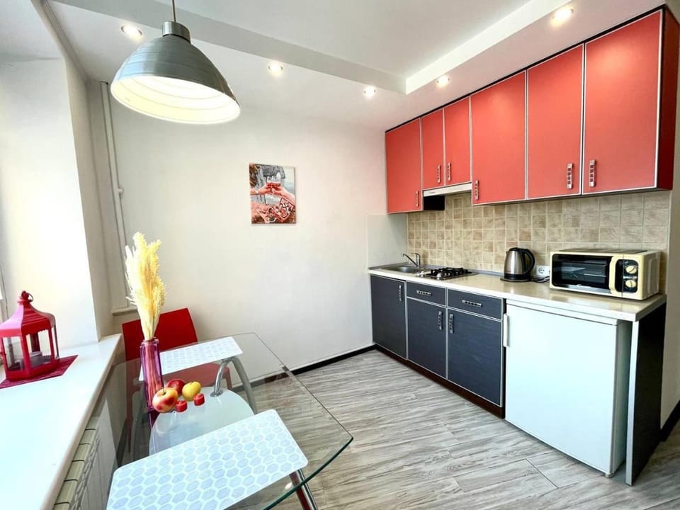 Kitchen or kitchenette, minibar, stove