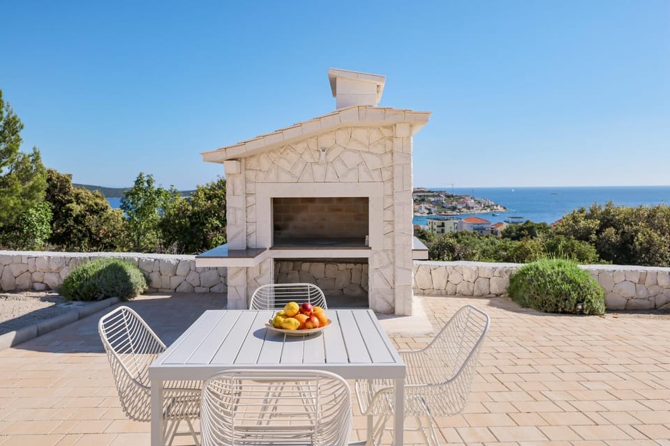 Food and drinks, Seating area, Sea view