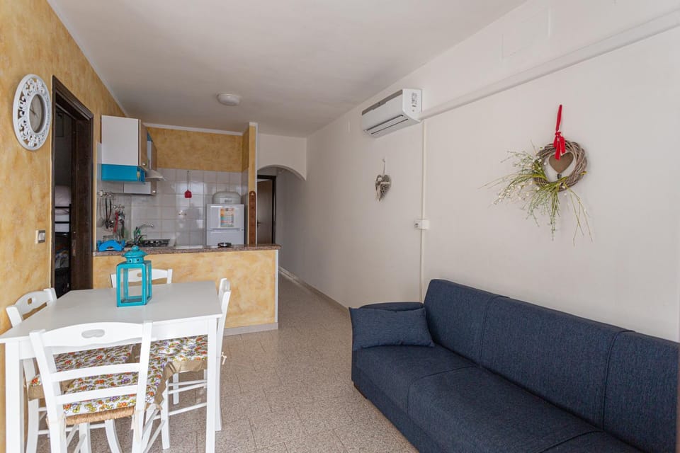 Living room, Seating area, Dining area, air conditioner