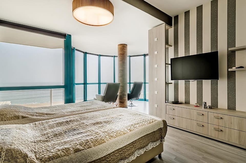 Communal lounge/ TV room, Bed, TV and multimedia, Photo of the whole room, Bedroom, Sea view