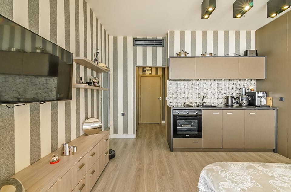 TV and multimedia, Coffee/tea facilities, Kitchen or kitchenette, oven, stove