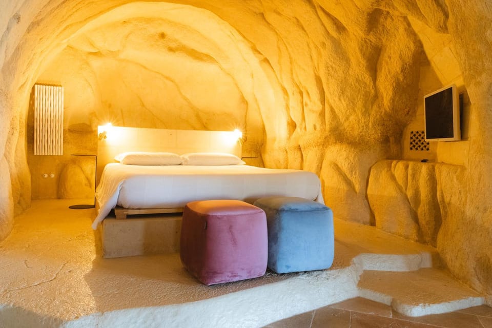 Bed, TV and multimedia, Decorative detail, Bedroom